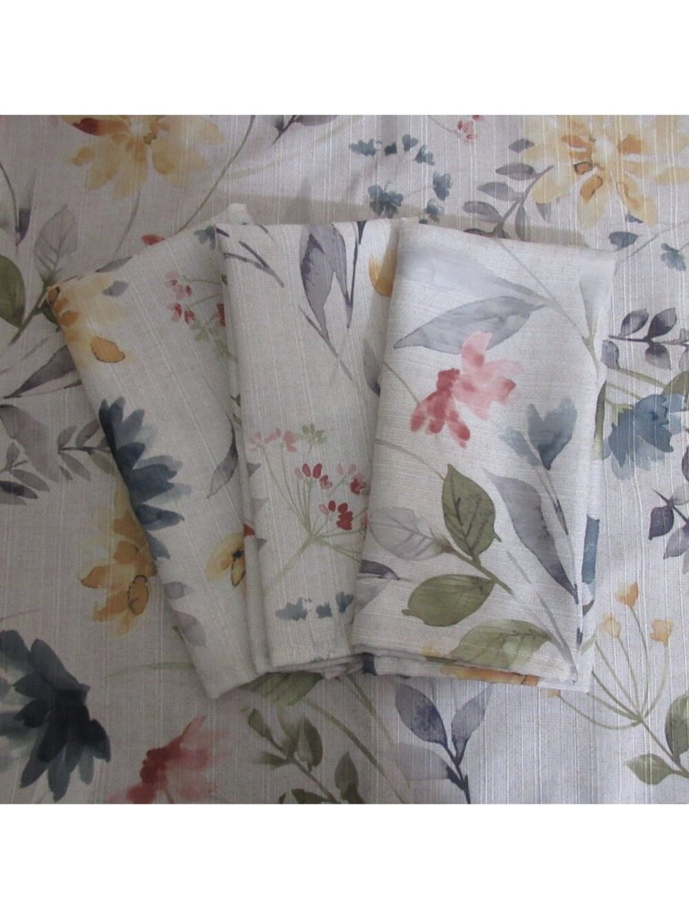 Food Network Fabric Dinner Napkins Amberly Floral 20" x 20" Set of 4 Easy Care
